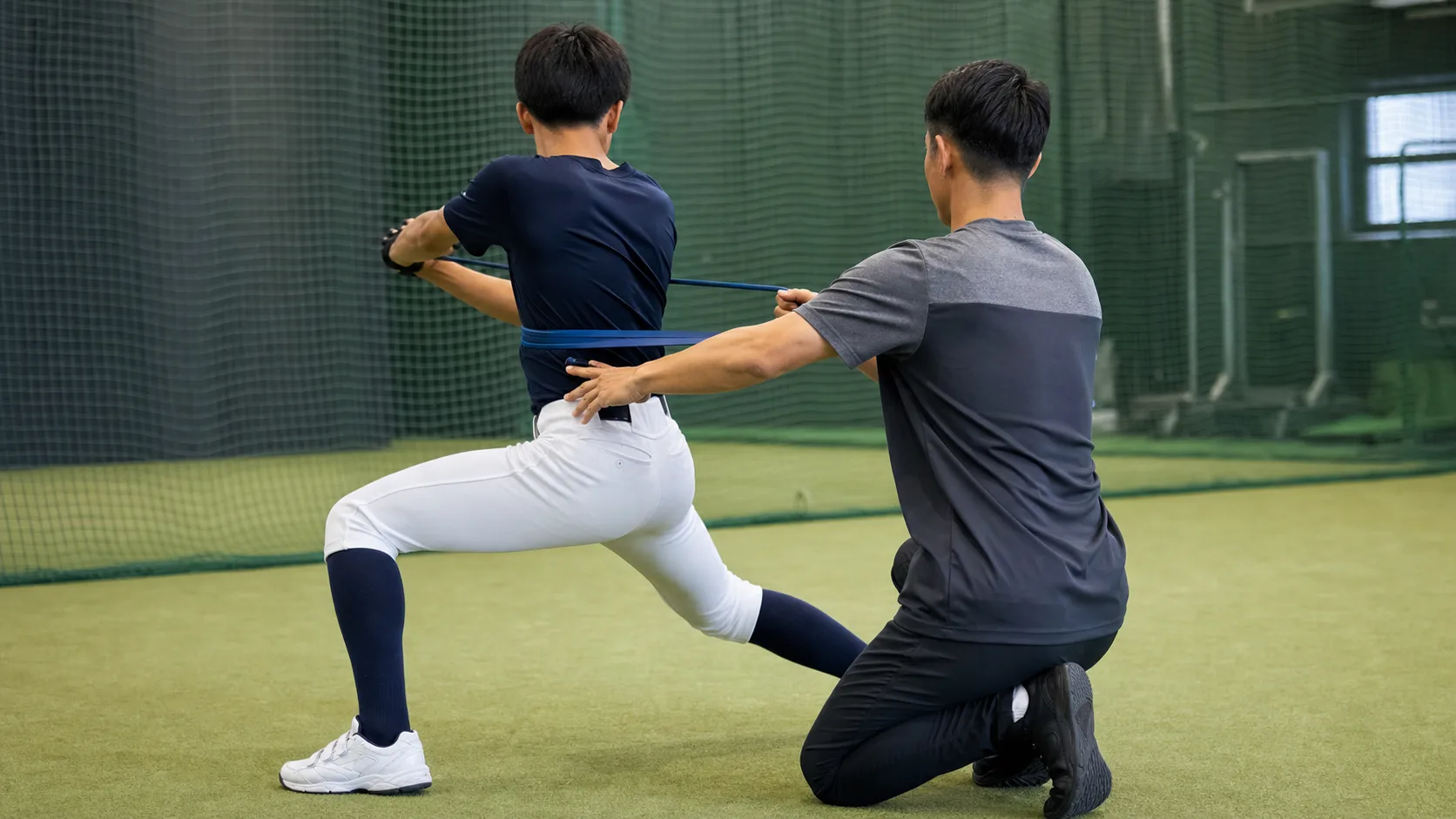 トレーナーと体幹トレーニングに取り組む中学生のイメージ